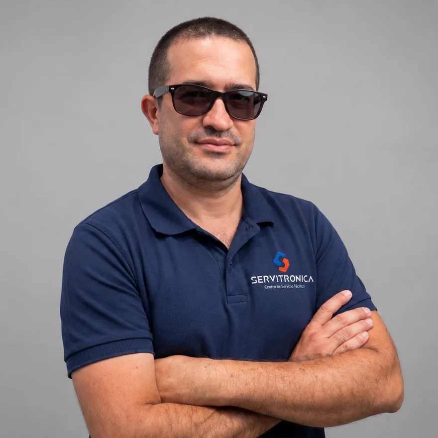 Gerardo, técnico certificado de Servitrónica
